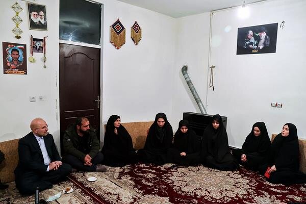 قالیباف در منزل شهید مدافع امنیت سید روح الله عجمیان در کرج حضور پیدا کرد