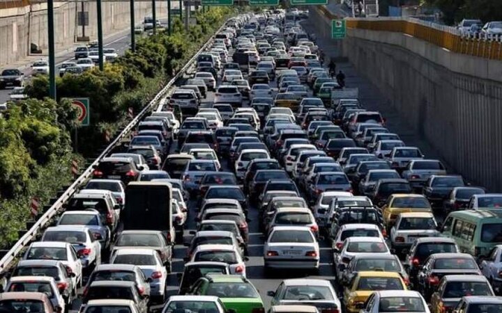 ترافیک سنگین در آزادراه قزوین - کرج/ بارش باران در ٤ جاده كشور