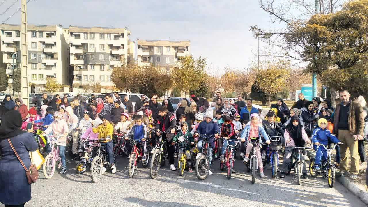 مسابقه دوچرخه سواریِ دانش آموزان زیر ۱۰ سال در کیانمهر برگزار شد + تصاویر