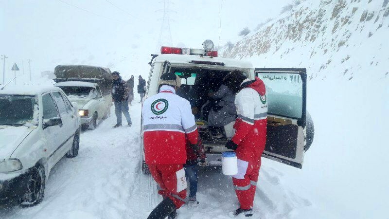 ۵۵۰ امدادگر و نجاتگر در ۲۰ پایگاه زمستانه راه های البرز مستقر شدند/ هلال احمر امکان اسکان اضطراری مسافران را فراهم کرد