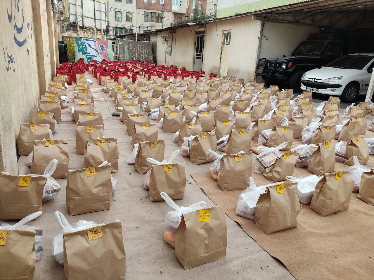 ۵۰۰ بسته یلدایی ویژه نیازمندان در حاشیه شهر کرج برگزار شد + تصاویر