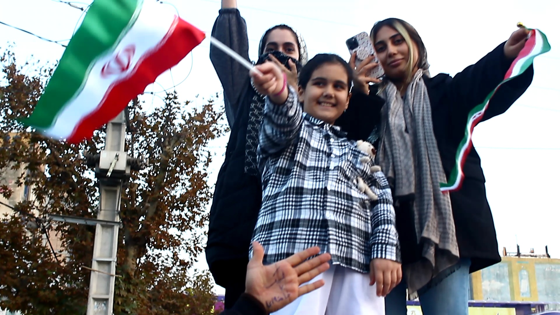 شادی مردم ساوجبلاغ پس از برد تیم ملی ایران در برابر ولز + فیلم و تصویر