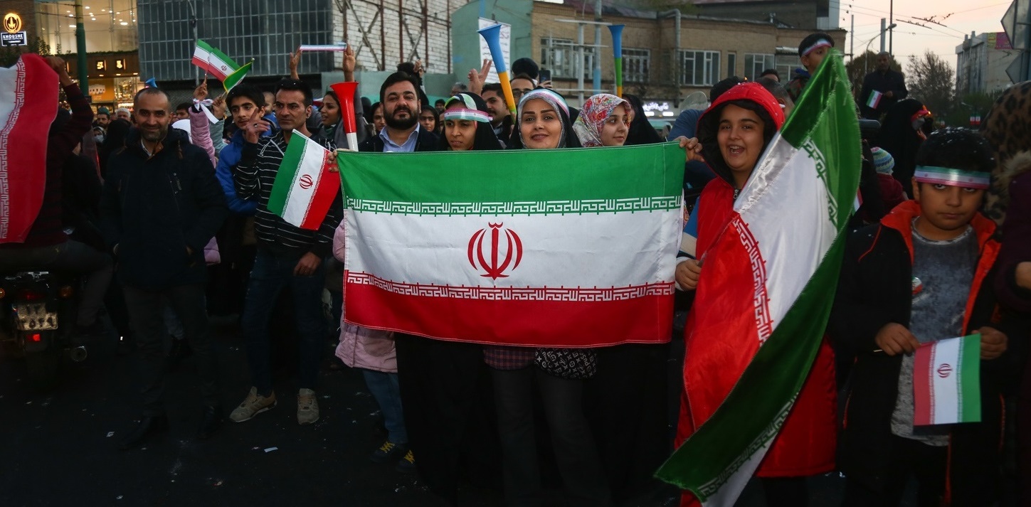 جشن خیابانی مردم فردیس پس از پیروزی تیم ملی مقابل ولز + فیلم//تکمیل نشده//