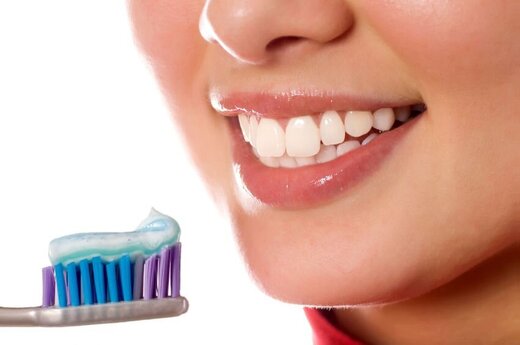 این ۶ نکته را برای سلامت دندان رعایت کنید/ محکم مسواک نزنید