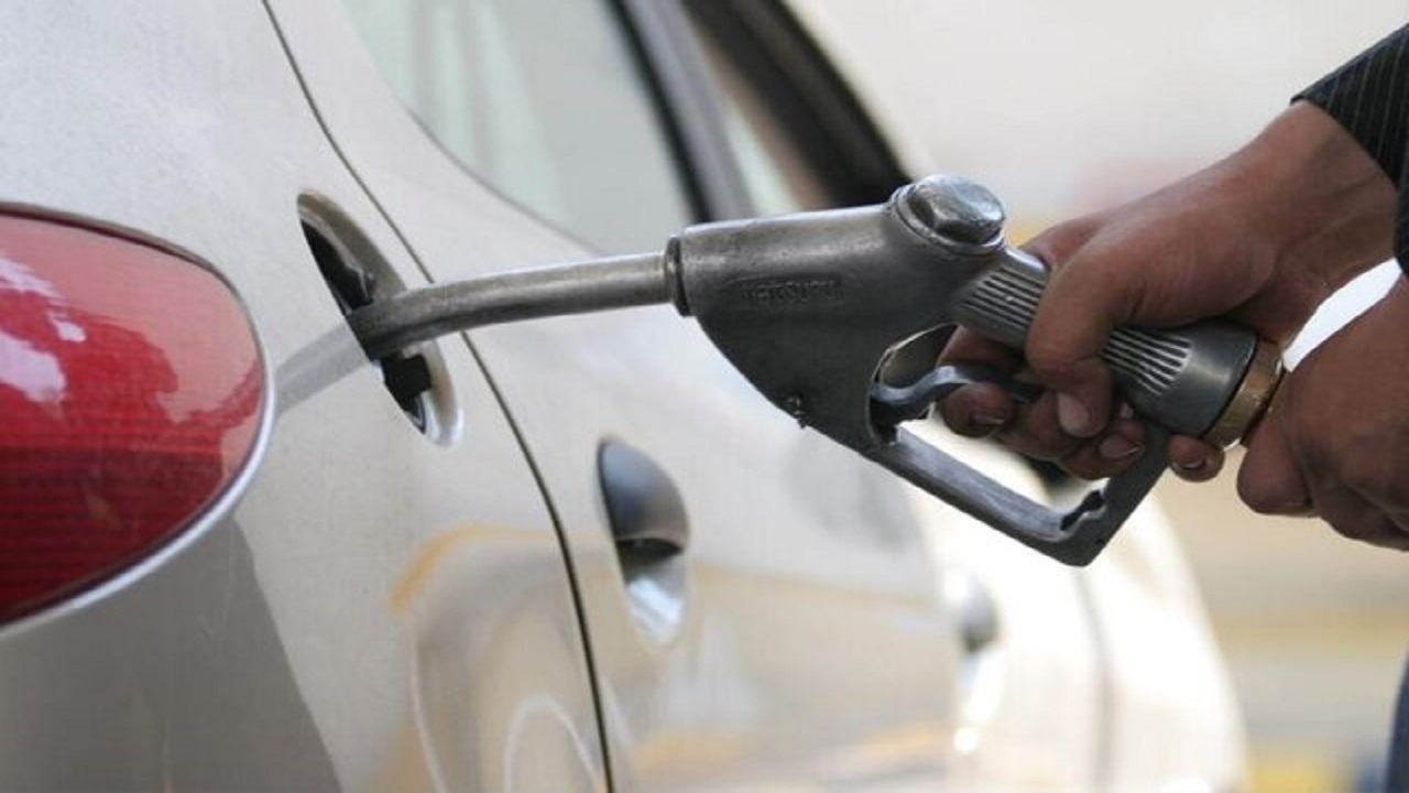 عضو کمیسیون انرژی: دولت برنامه‌ای برای افزایش قیمت بنزین ندارد