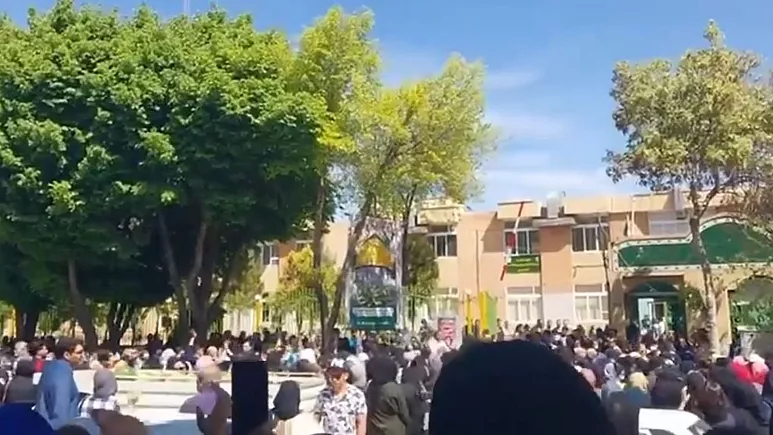 تجمع اعتراض‌آمیز علیه مسمومیت‌ها در ایران