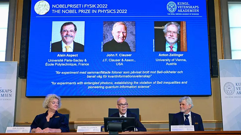 سه دانشمند از آمریکا، فرانسه و اتریش جایزه نوبل فیزیک سال ۲۰۲۲ را دریافت کردند