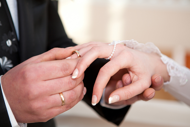 ترویج ازدواج سفید بنیان خانواده را تهدید می‌کند