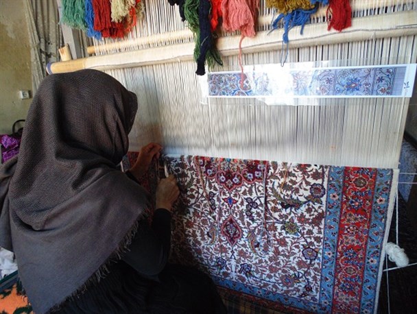 نوسانات قیمت نخ ابریشم یکی از مهمترین مشکلات هنرمندان قالیبافی در البرز است