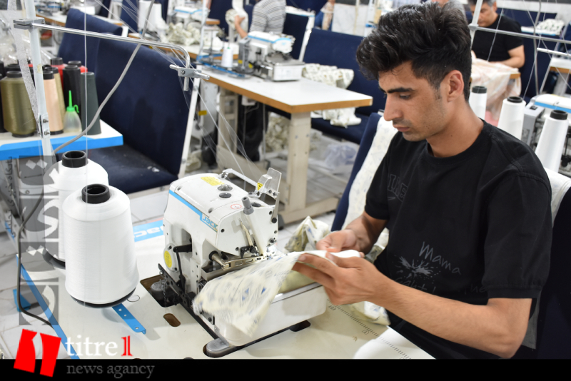 اشتغال‌زایی ۱۳۰ نفری کارگاه تولیدی آکو در محمدشهر/ تامین مواد اولیه؛ بلای جان تولید