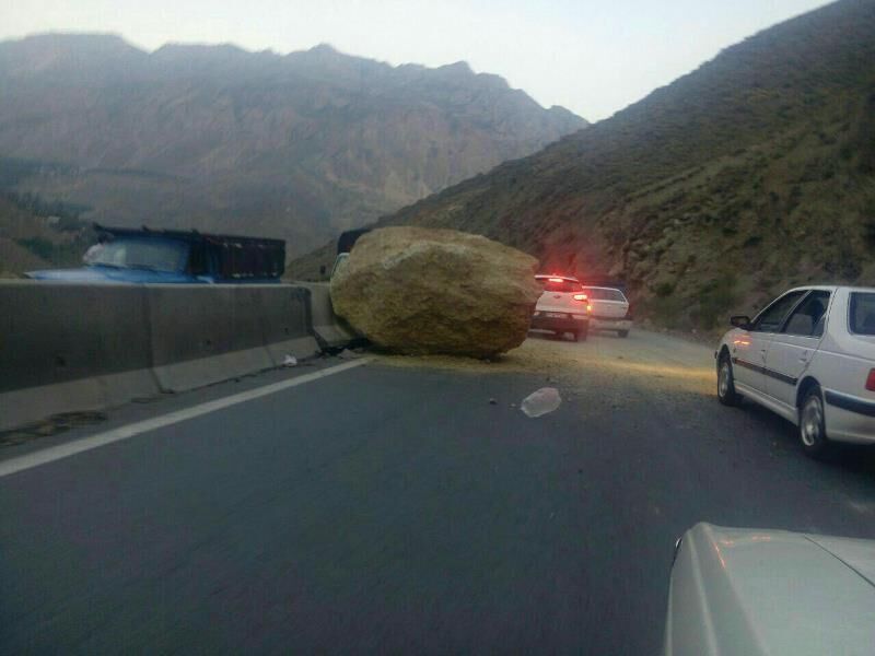 سقوط سنگ در جاده کرج - چالوس/ مسافران در حاشیه جاده توقف نکنند