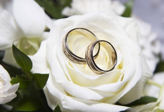 تعهد، علاقه مفقوده در ازدواج سفید است