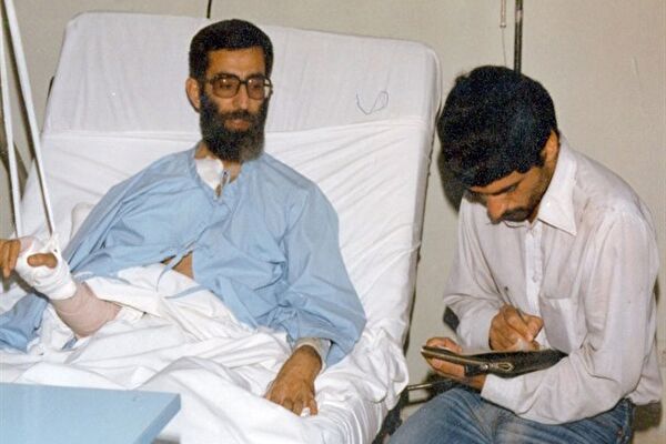 شکستن شیشه عمر گروهک منافقین در سالروز ترور رهبری برای غربگرایان عبرت شد