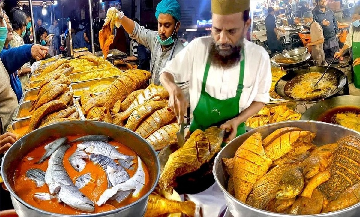 فیلم/ فرایند تهیه ماهی سرخ‌شده و کبابی ماسالا در پاکستان
