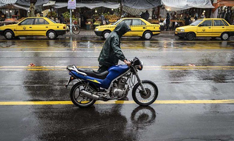 تردد موتورسیکلت‌ها در خیابان بارانی ممنوع