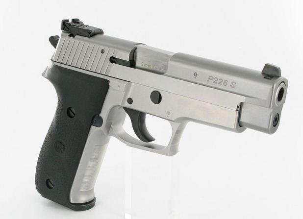 اسلحه  " P226" 