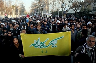 گزارش تجمع اعتراضی دانشجویان به اقدام هتاکانه علیه رسول‌الله(ص)/  بانیان «شارلی» زیر پای انقلابیون تهرانی