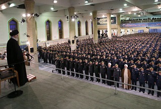 فرماندهان، مسئولان و جمعی از پرسنل نیروی هوایی و قرارگاه پدافند هوایی ارتش با رهبر معظم انقلاب اسلامی دیدار کردند