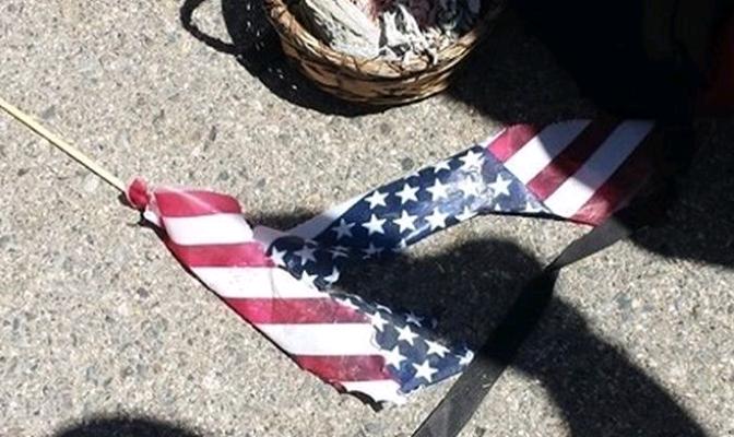 پاره کردن پرچم آمریکا در فرگوسن توسط تظاهرکنندگان آمریکایی