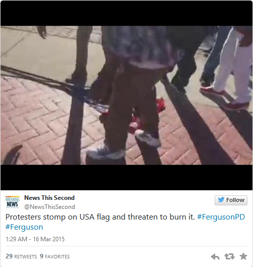پاره کردن پرچم آمریکا در فرگوسن توسط تظاهرکنندگان آمریکایی
