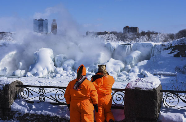 یخ بستن  آبشار نیاگارا بر اثر سرمای کم‌سابقه + عکس