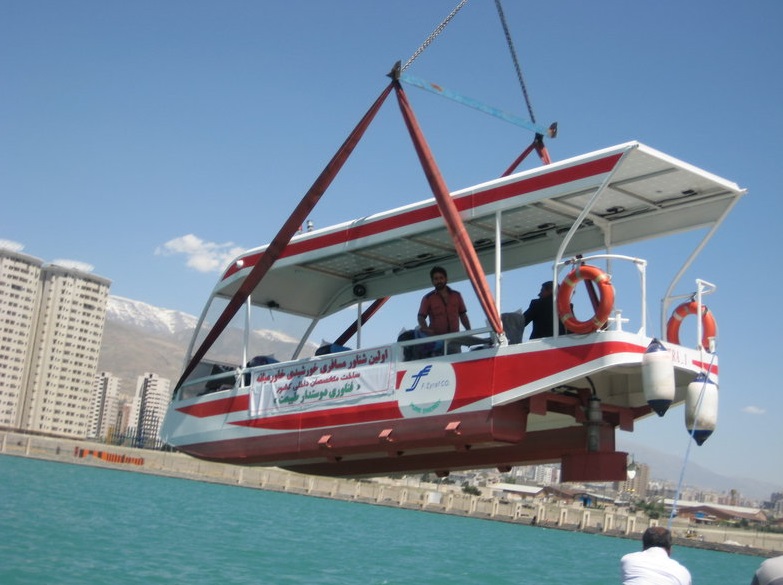 اخراج نخستین شناور خورشیدی از دریاچه چیتگر