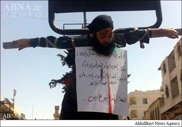 داعش یک فرمانده خود را به صلیب کشید+ عکس