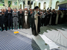 اقامه نماز ظهر و عصر در ماه رمضان به امامت رهبر انقلاب