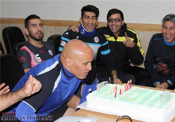 جشن تولد منصوریان در تمرین نفت+عکس