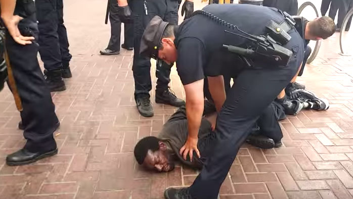 سوتی غیرقابل جبران پلیس سانفرانسیسکو/ حمله 14 پلیس به مرد یک پا