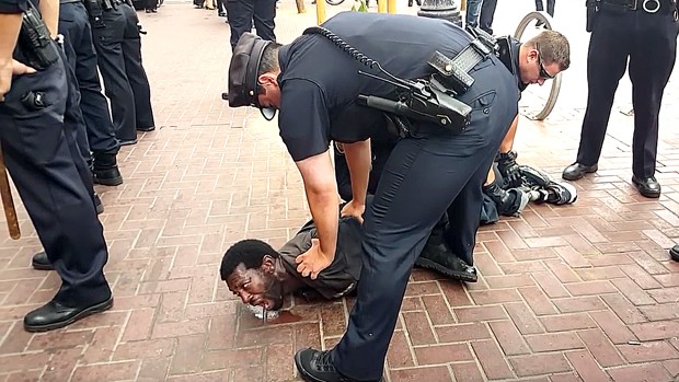 سوتی غیرقابل جبران پلیس سانفرانسیسکو/ حمله 14 پلیس به مرد یک پا