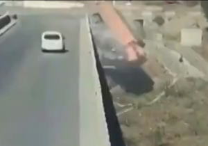 مرگ راننده پس از سقوط وحشتناک کامیون از پل/ فیلم