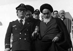 لحظه ورود امام خمینی(ره) به ایران/ فیلم