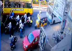 ساندویچ شدن موتور سیکلت‌ها توسط اتوبوس/ فیلم