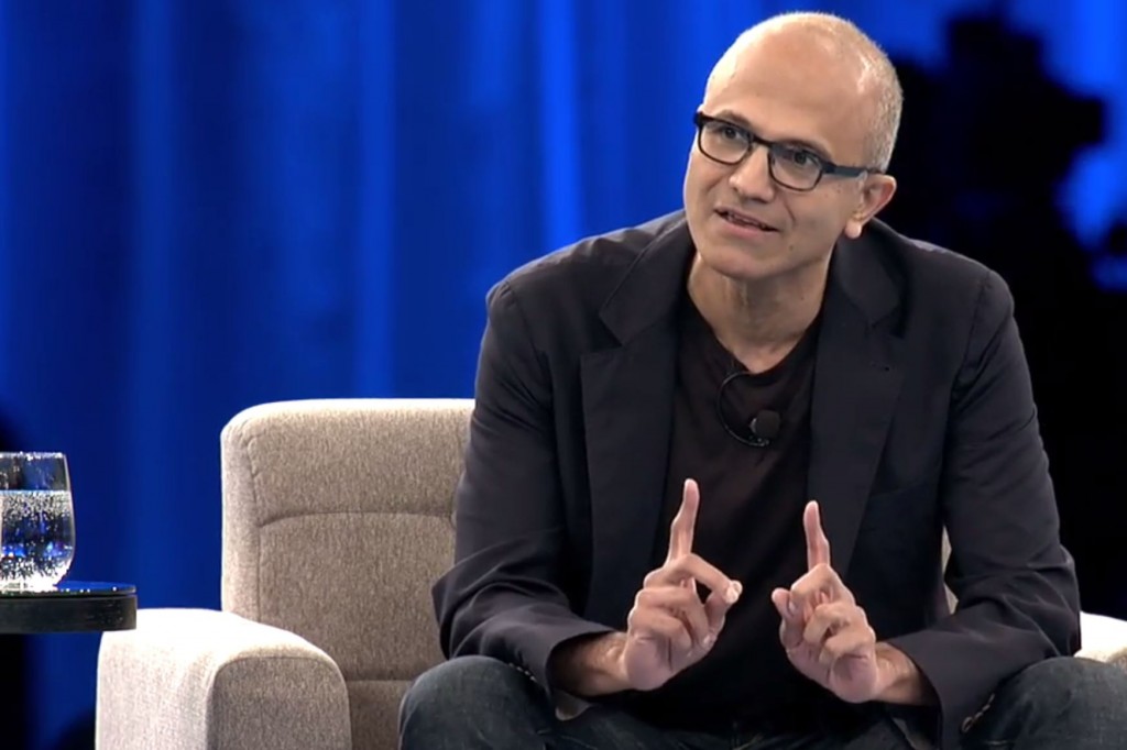 پاسخ جالب مدیر عامل مایکروسافت به تیم کوک: سرفس ترکیب توستر و یخچال نیست!