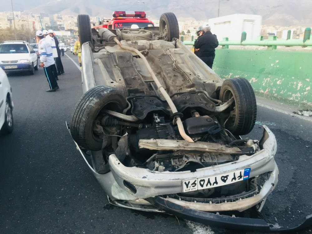 مصدومیت یک نفر در حادثه واژگونی خودروی پژو ۲۰۶ روی پل جانبازان کرج