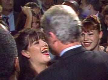 در آغوش گرفتن مونیکا توسط بیل کلینتون در مراسمی در اکتبر سال 1996 در کاخ سفید