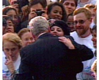 در آغوش کشیدن بیل کلینتون توسط مونیکا در ژانویه سال 1998