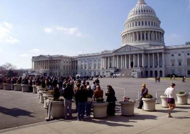 انتضار کشیدن  آمریکایی ها در مقابل کاخ سفید برای شاهد بودن تفهیم اتهام و مجازات بیل کلینتون - 25 ژانویه 1999