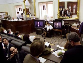 تجمع و تماشای شهادت مونیکا لیوینسکی توسط خبرنگاران در گالری رسانه ای سنا - 6 فوریه 1999