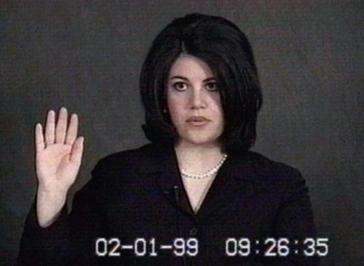 تصویر قسم خوردن مونیکا برای شهادت در دادگاه - اول فوریه 1999